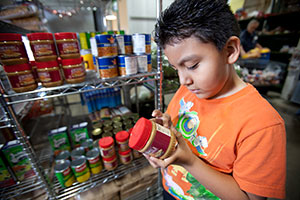 desert-mission-food-bank-reading-lables